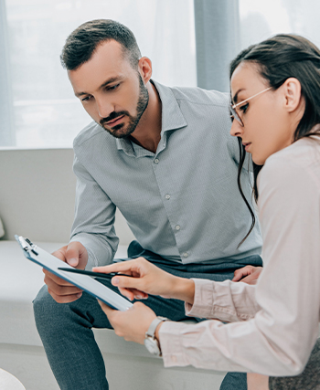 Pessoa interagindo com profissional de saúde.